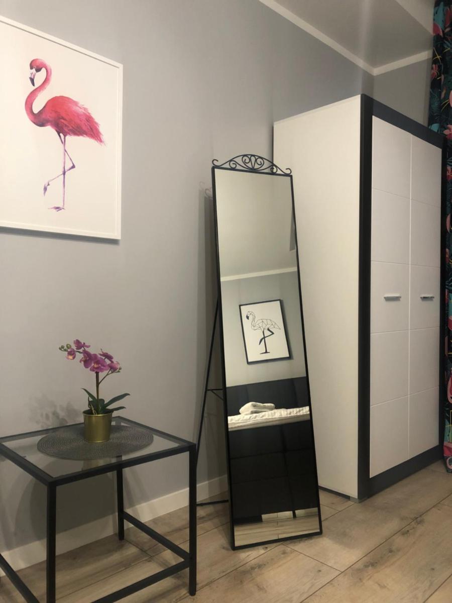 Apartament FLAMING z balkonem - ścisłe Centrum - naprzeciwko PKP i PKS - Darmowe Parkowanie - self check in