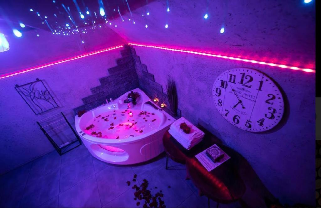 APARTAMENT NEON JACUZZI -Rynek Centrum z Parkingiem-Możliwosć wyżywienia