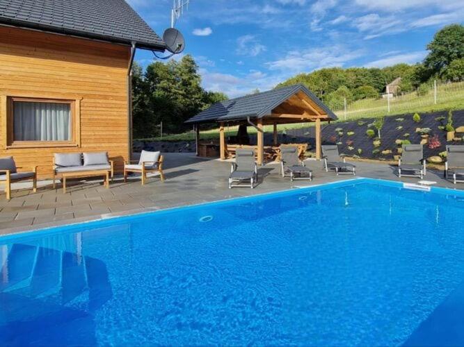 Comfortable holiday home with swimming pool for 12 people, Iwierzyce
