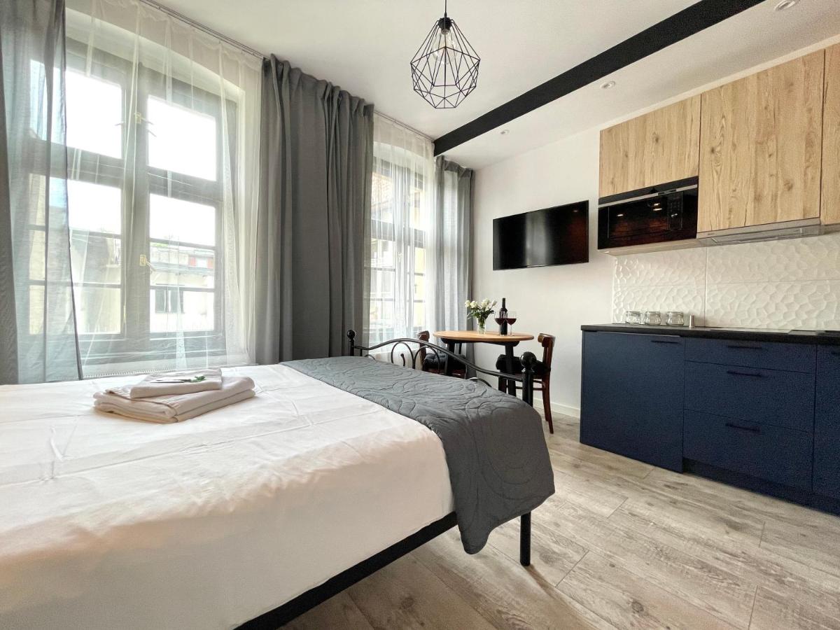 Copernicus Street Apartment - Broken Flowers