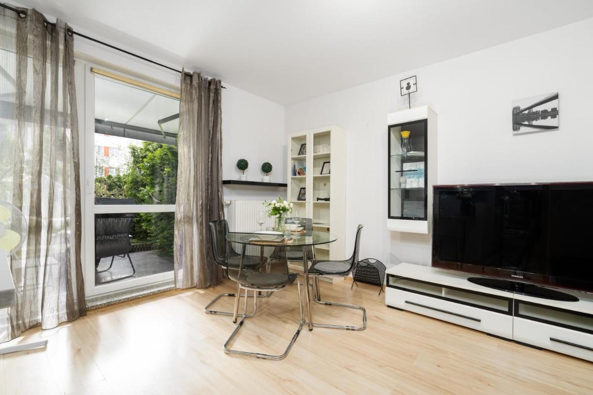 Cozy Apartment Karpia 17 with Terrace in Poznań by Renters