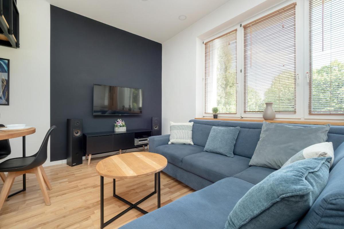 Eleganckie Studio na 2 Piętrze dla 4 Osób z Antresolą, Wanną i Parkingiem by Renters