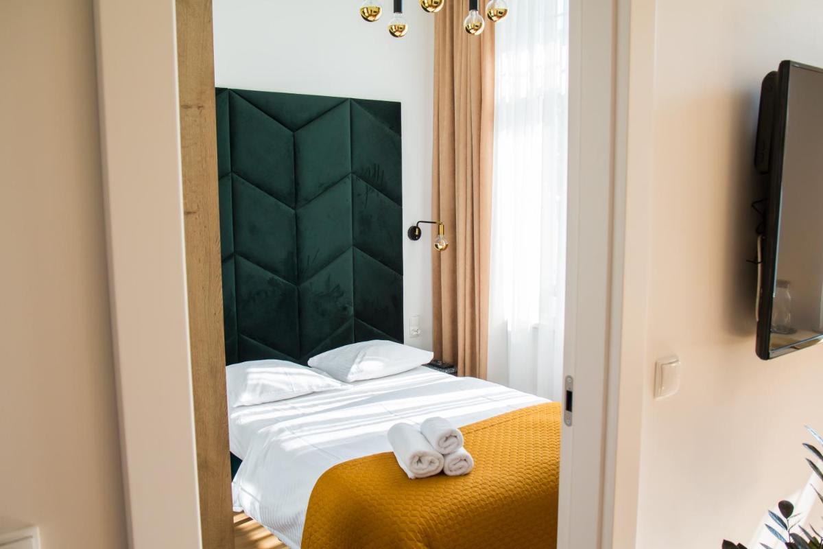 Emerald Room by Rentoom