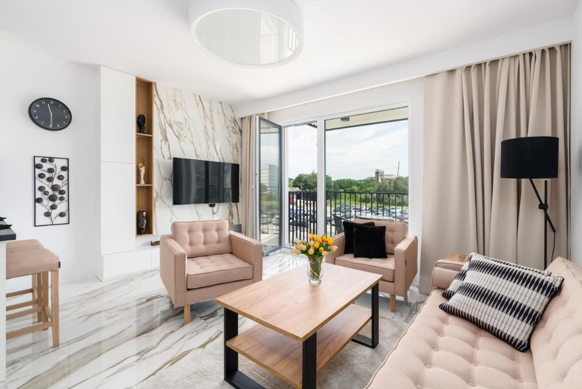 Esencja Apartments with Free Parking Garbary 104 by Renters