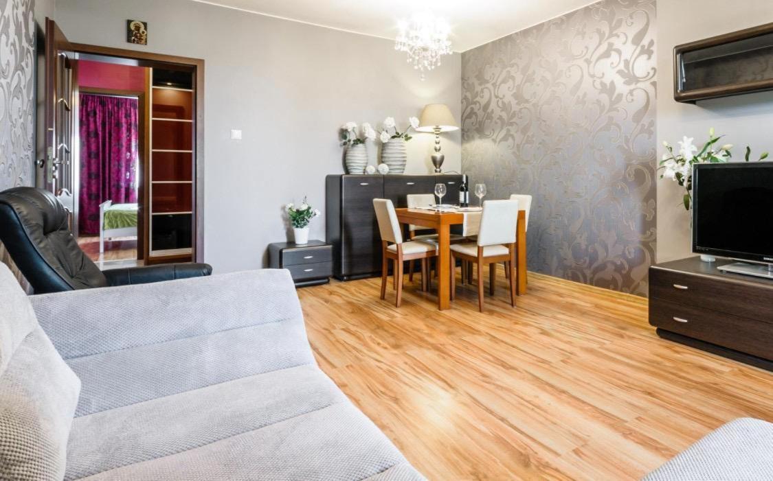 EUROPA22 POKOJE bądź APARTAMENT Opcjonalnie PARKING 24h strzeżony CENTRUM MIASTA Tomaszowa Mazowieckiego Quick Check-in Szybkie zameldowanie