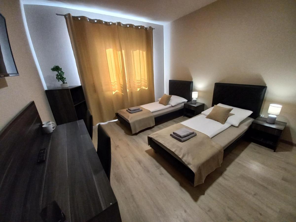 Good Night noclegi - wjazd do Bielsko Biała od Katowic droga E75 , S1