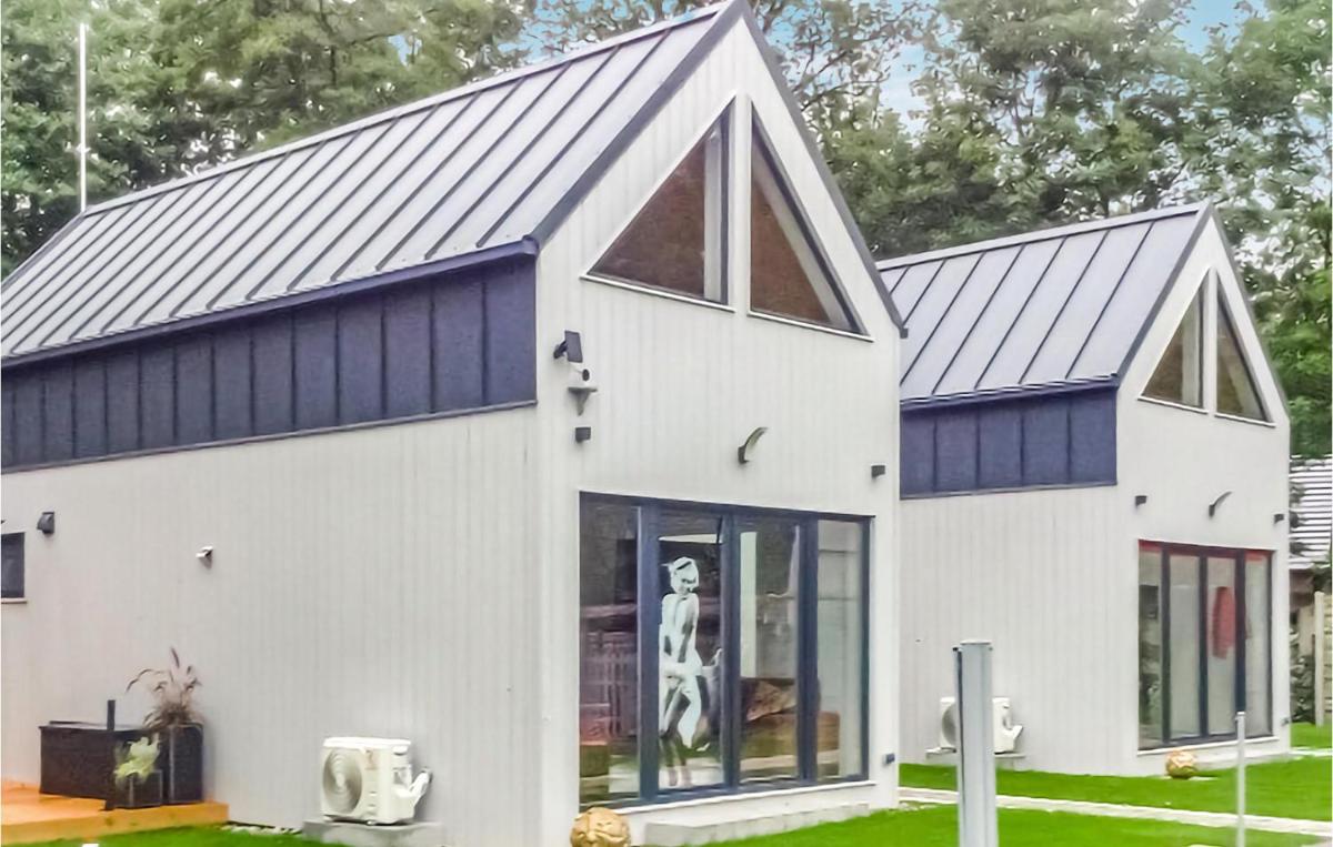 Gorgeous Home In Wilcze With Lake View