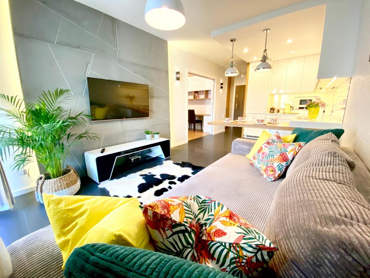 New Wave Apartment Big & Beautiful -parking