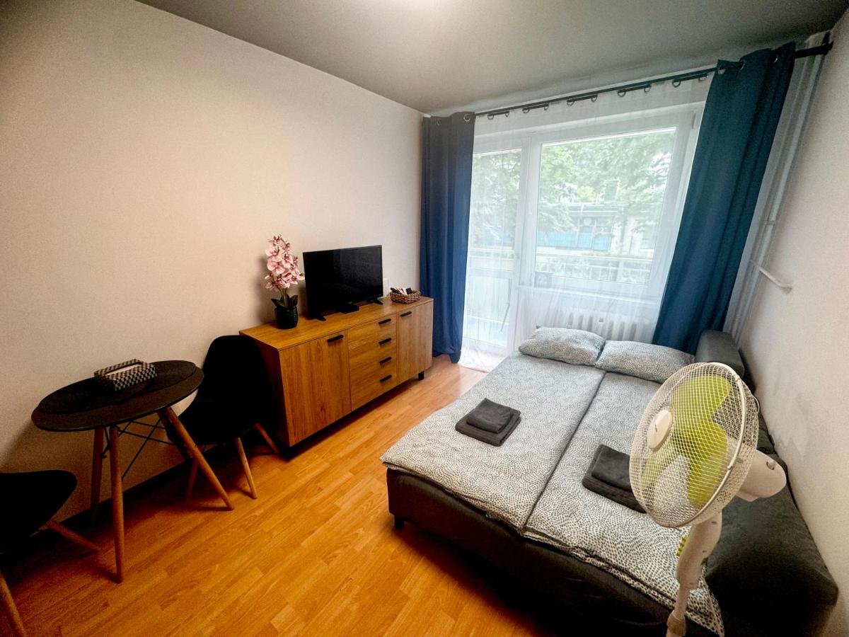 Studio z balkonem na parterze - blisko PKP i PKS - Tanie Nocowanie - Bezpłatne Parkowanie - self check in