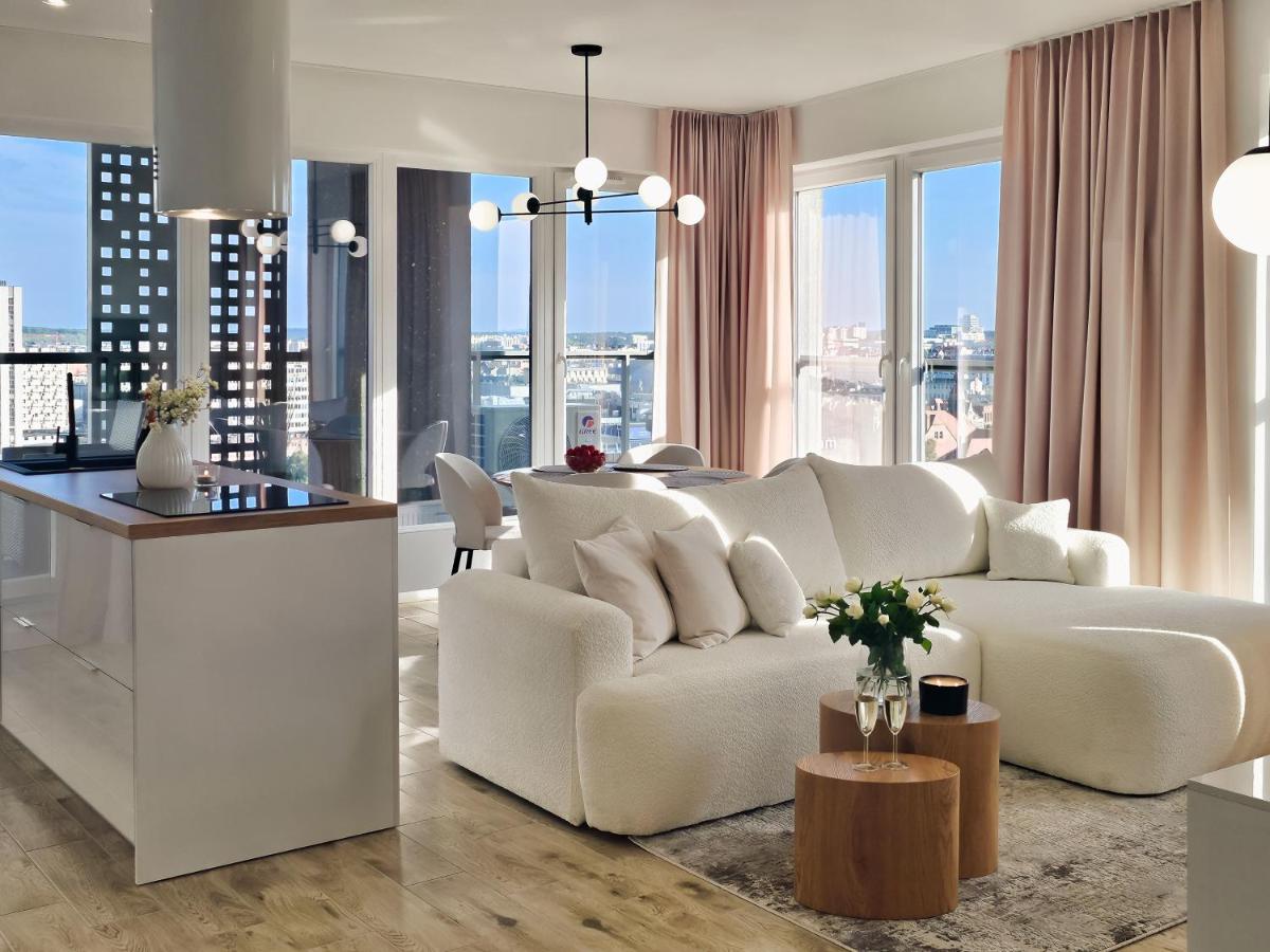 URBAN APARTMENTS LUXURY SKYLINE Sokolska Towers 30A City Center, 2 garages, gym and sauna, Self CHECK-IN