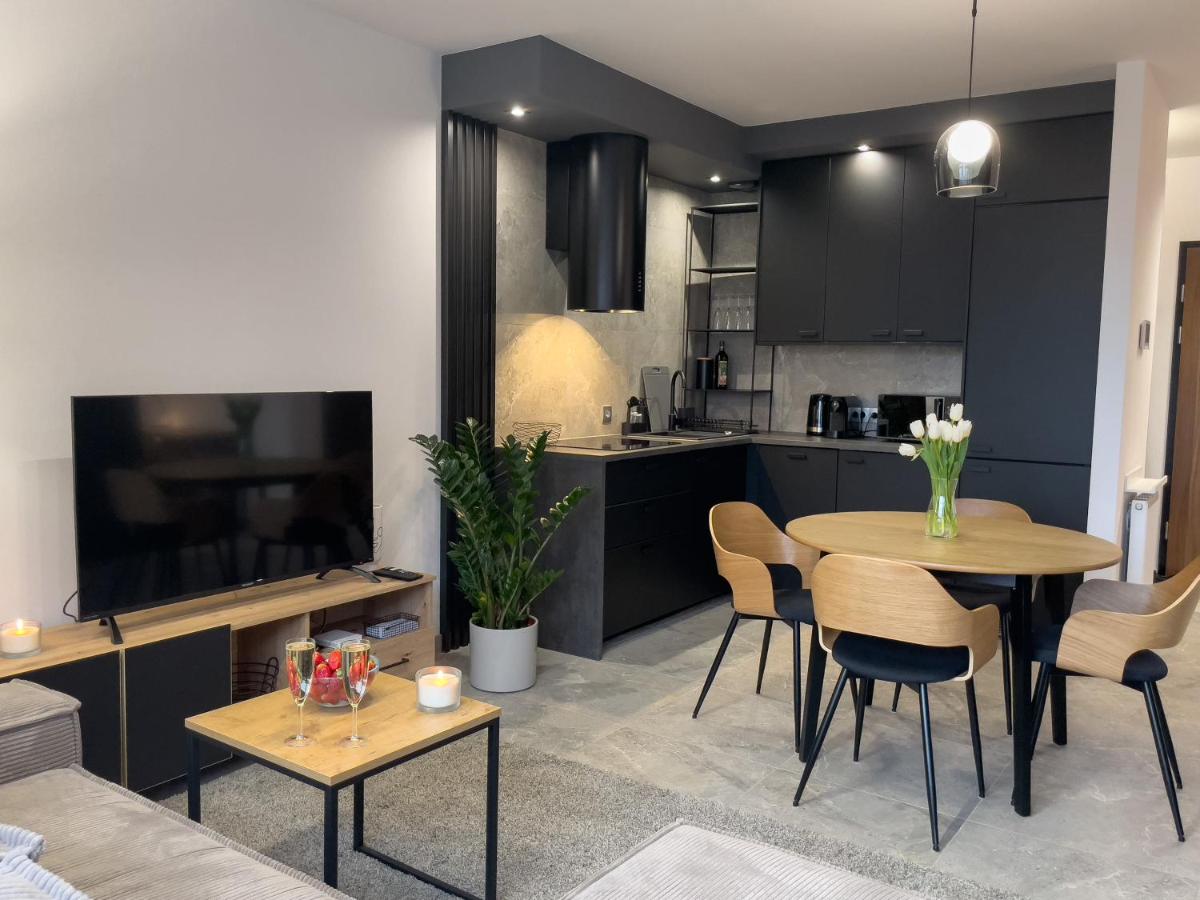 URBAN APARTMENTS PREMIUM DOWNTOWN Opolska 10 No 90 with 2 GARAGES, Self CHECK-IN