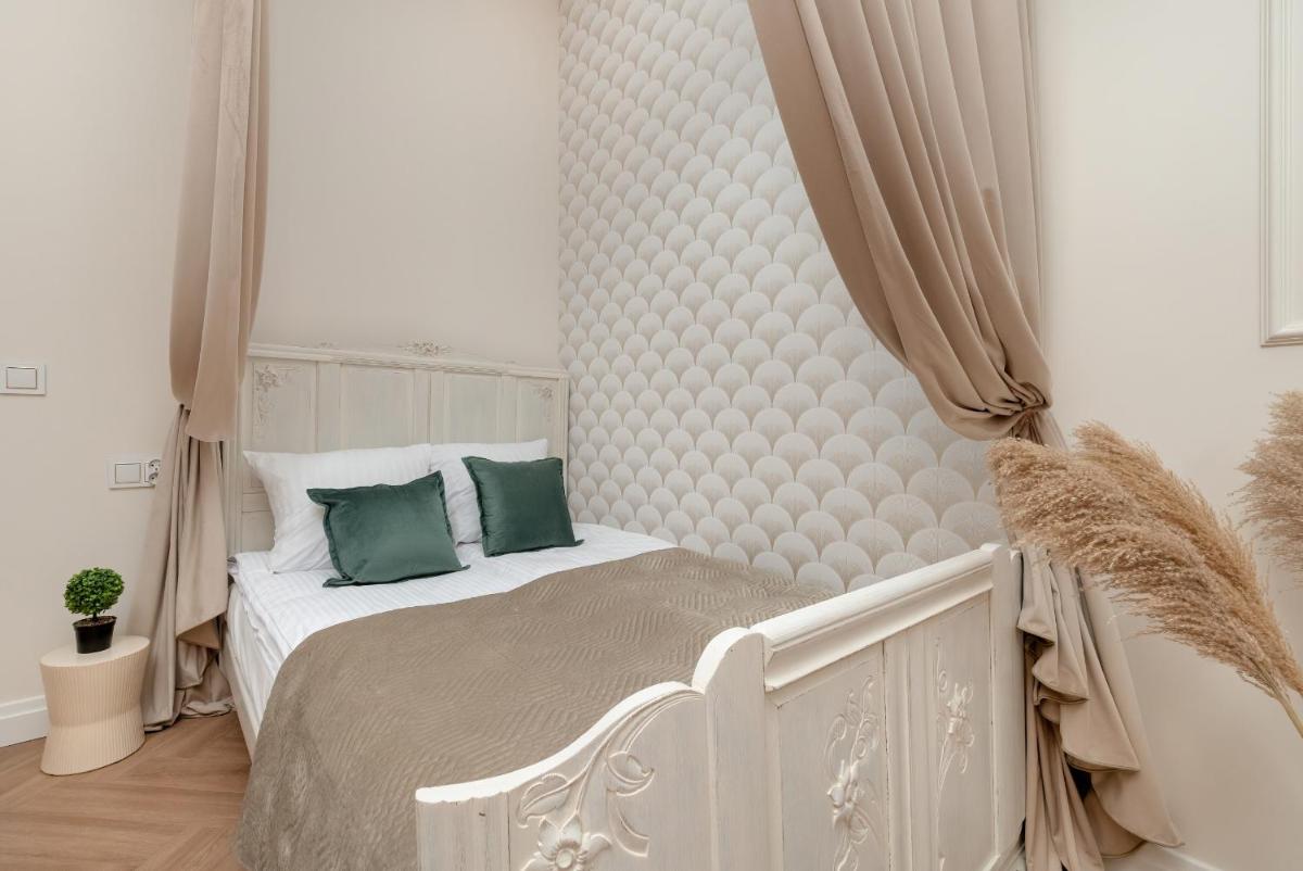 Urokliwe Studio Blisko Ulicy Piotrkowskiej w Samym Sercu Łodzi by Renters