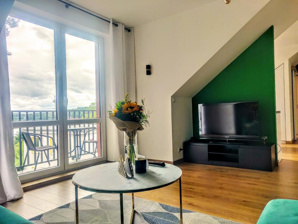 Zielony apartament z widokiem na jezioro