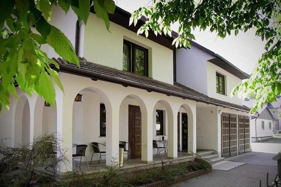 4 Couples & 4 Friends Hostel