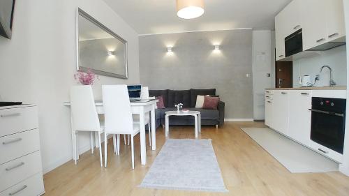 Old Town Mirror Apartment - garage