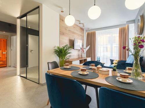 Apartament Royal Blue i FoRest - prywatna Sauna, klimatyzacja, widok na Śnieżkę by Apartamenty w Karkonoszach