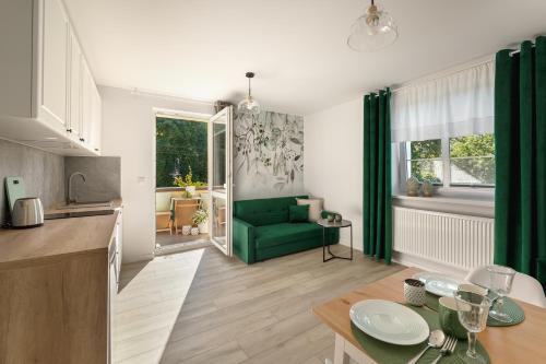 "APARTAMENT STARY ZDRÓJ 3B" w centrum z balkonem, ogrodem i parkingiem