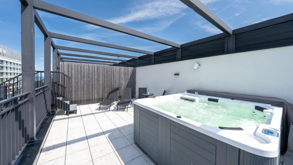 Apartamenty Sun & Snow w Baltic Park Fort z prywatnym jacuzzi, 100 m od plaży