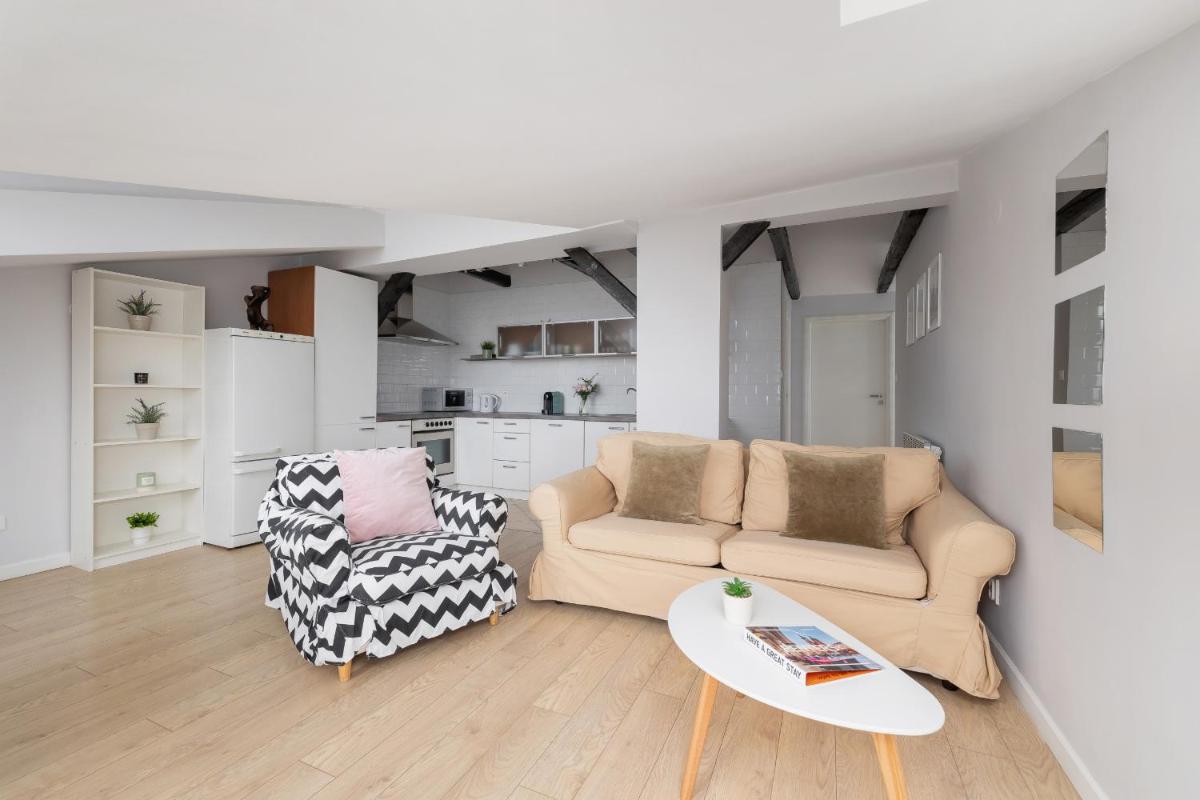Apartment with 2 Bedrooms and Desks in the Center of Cracow by Noclegi Renters