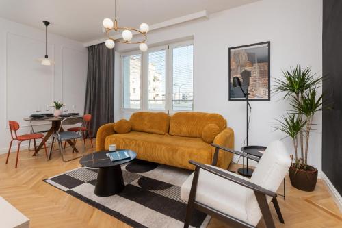 Apartment with Balcony Gdynia Downtown by Noclegi Renters