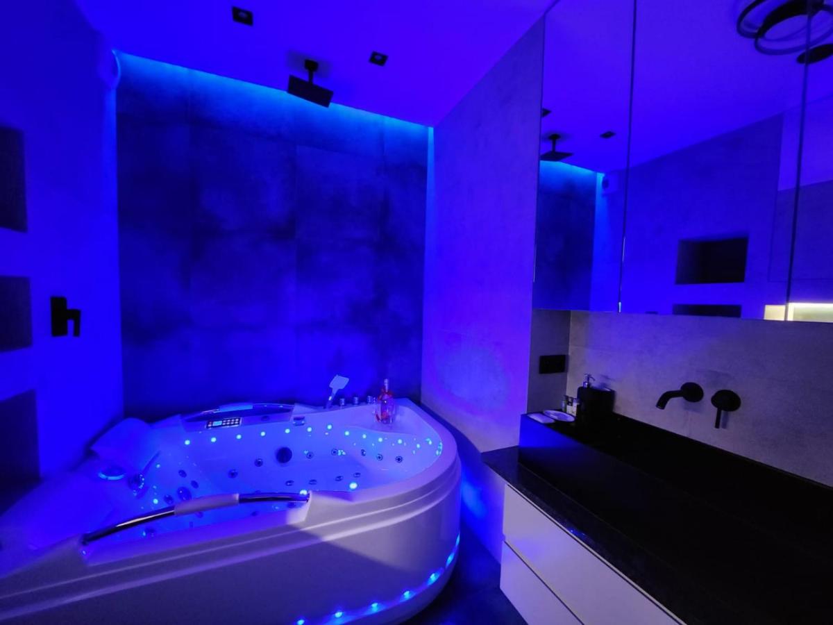 CENTRAL HOUSE - Studios with exclusive use of a Jacuzzi and optional Prosecco with full access to sauna, gym and play pool facilities - Studia z prywatnym Jacuzzi i opcją z Prosecco oraz dostępem do sauny, siłowni i bilarda