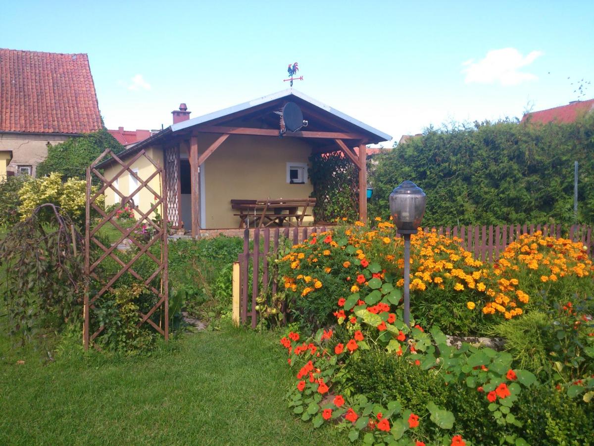 Domek za starą stodołą