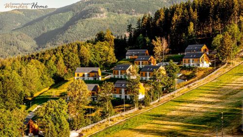 Wonder Home - Domki Hillside tuż przy stoku narciarskim - na terenie kompleksu plac zabaw i zewnętrzna siłownia, sklep, parking