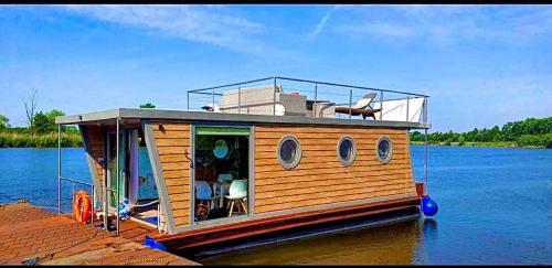 Houseboat Toro - pływający dom na wodzie