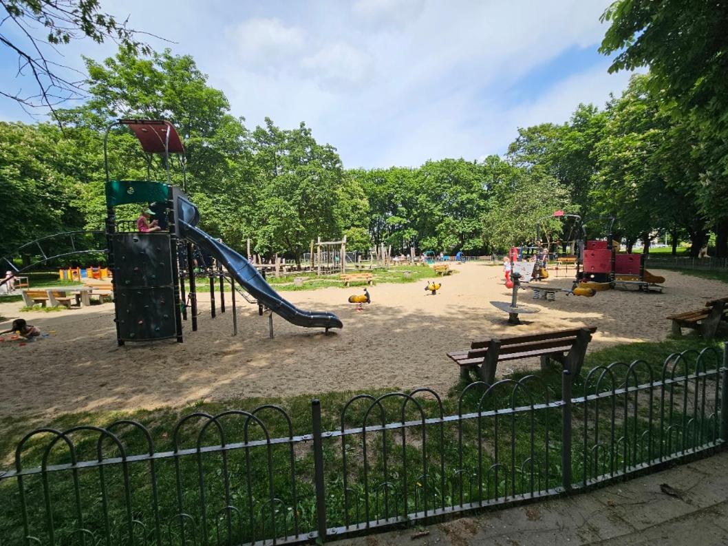 1 syp, Kawa Vertuo, kosmetyki Ada, 3 min Metro Wilenska, by VisitWarsaw Apartments
