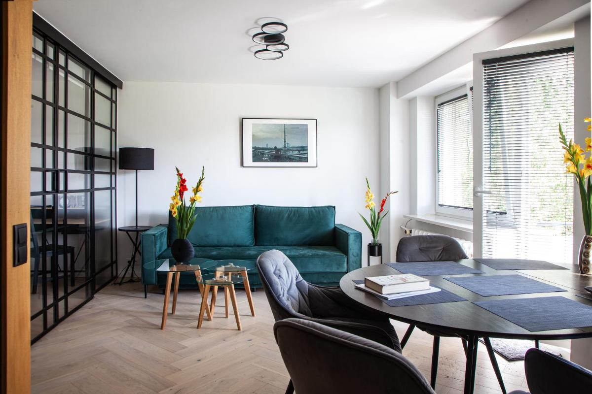 Luxurious, Spacious, Modern Gem. Great Location !