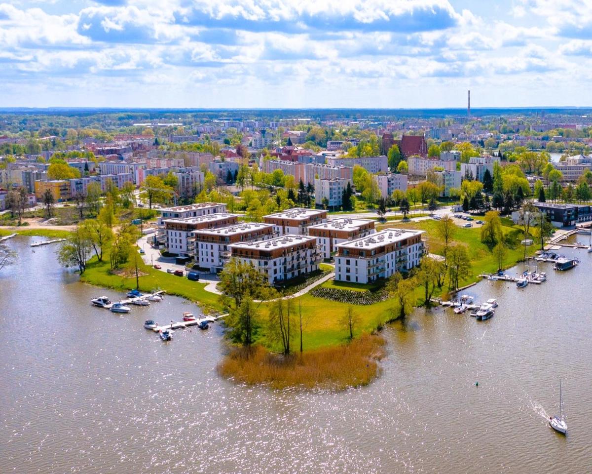 Marina Relax - piękny widok na jezioro i parking w hali