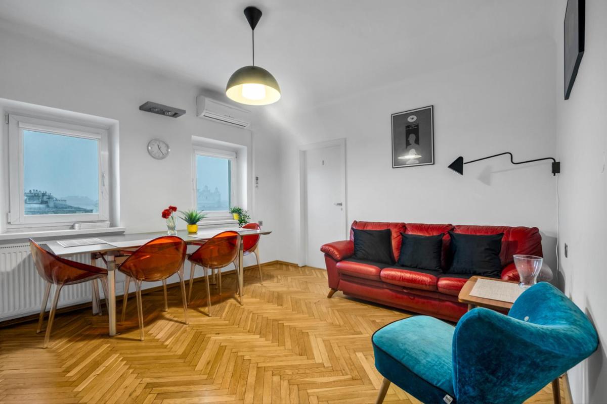 Metro Politechnika 3-Bedroom Apartment