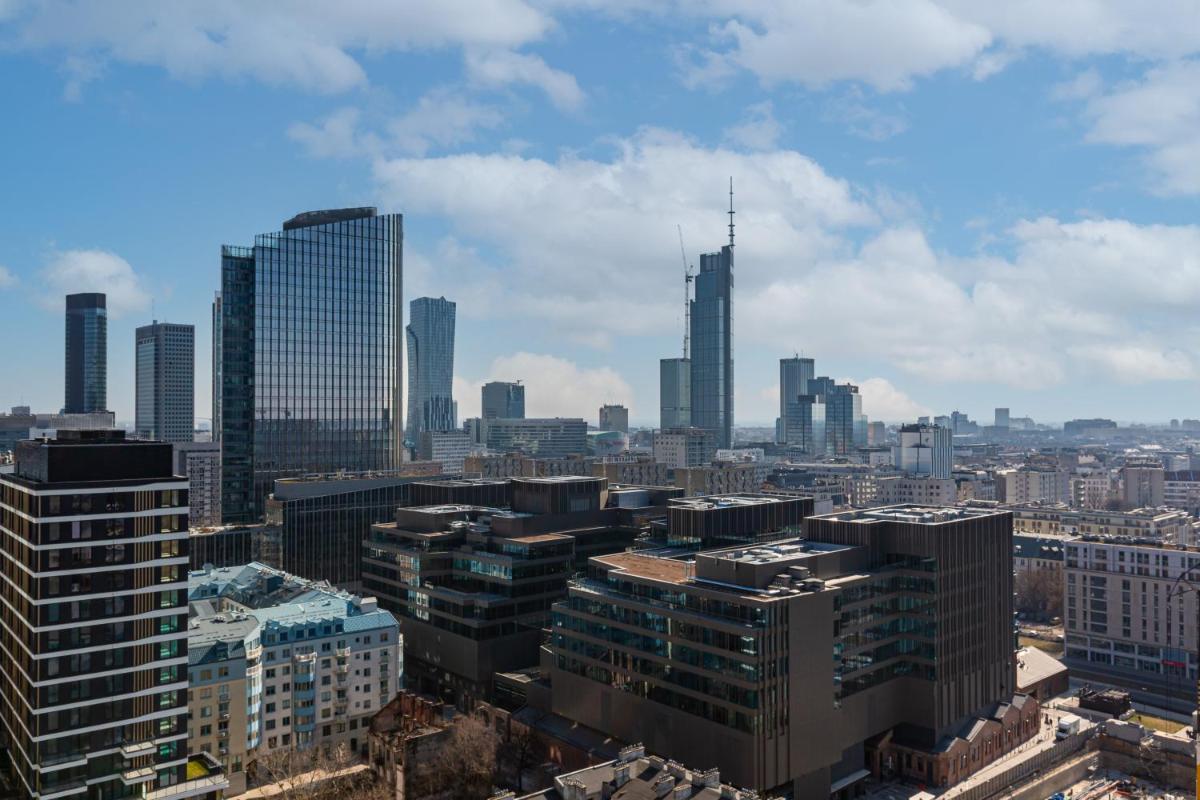 Platinum Towers Apartment with Parking by Renters Prestige