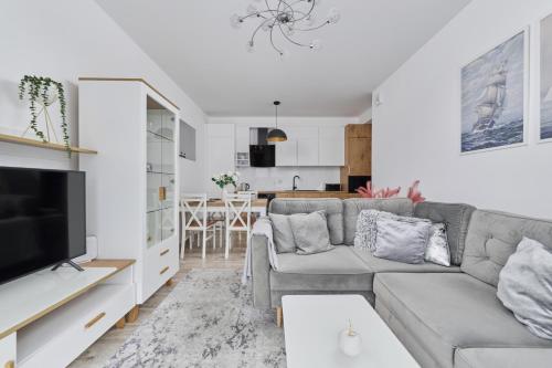 Spacious Apartment suitable for Remote Work with Balcony & Parking by Noclegi Renters