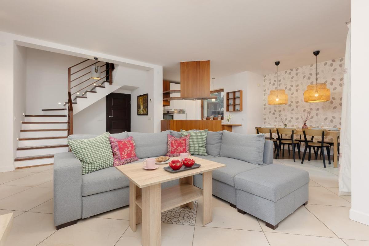 Spacious Two-Story 4-Bedroom House with Parking and Garden in Warsaw by Noclegi Renters