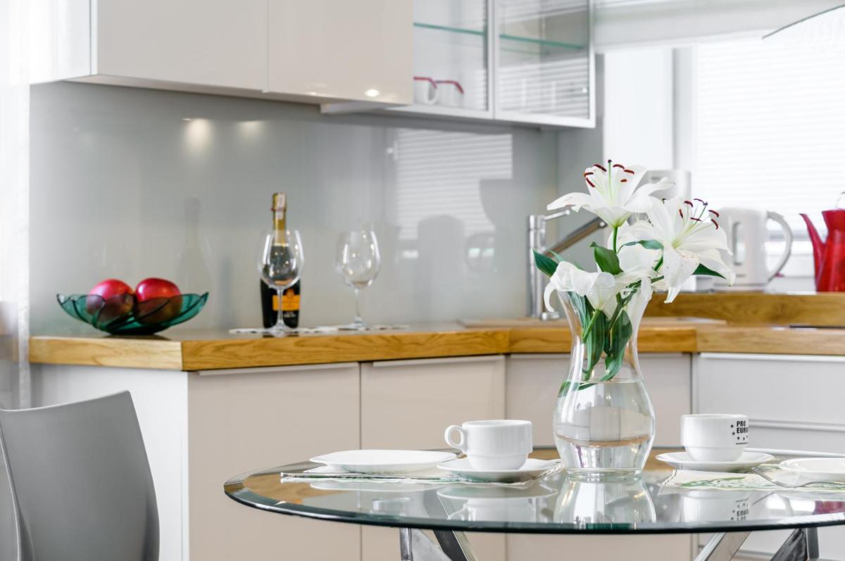 Nr 1 EUROPA22 CENTRUM Apartment OLD TOWN Warsaw STARE MIASTO Historyczna kamienica umiejscowiona w zabytkowej części Warszawy Obok parku multimedialnego i barbakanu PARKING 24h Śniadanie opcjonaln Breakfast optional Check in from 14 pm PARTER ground floor