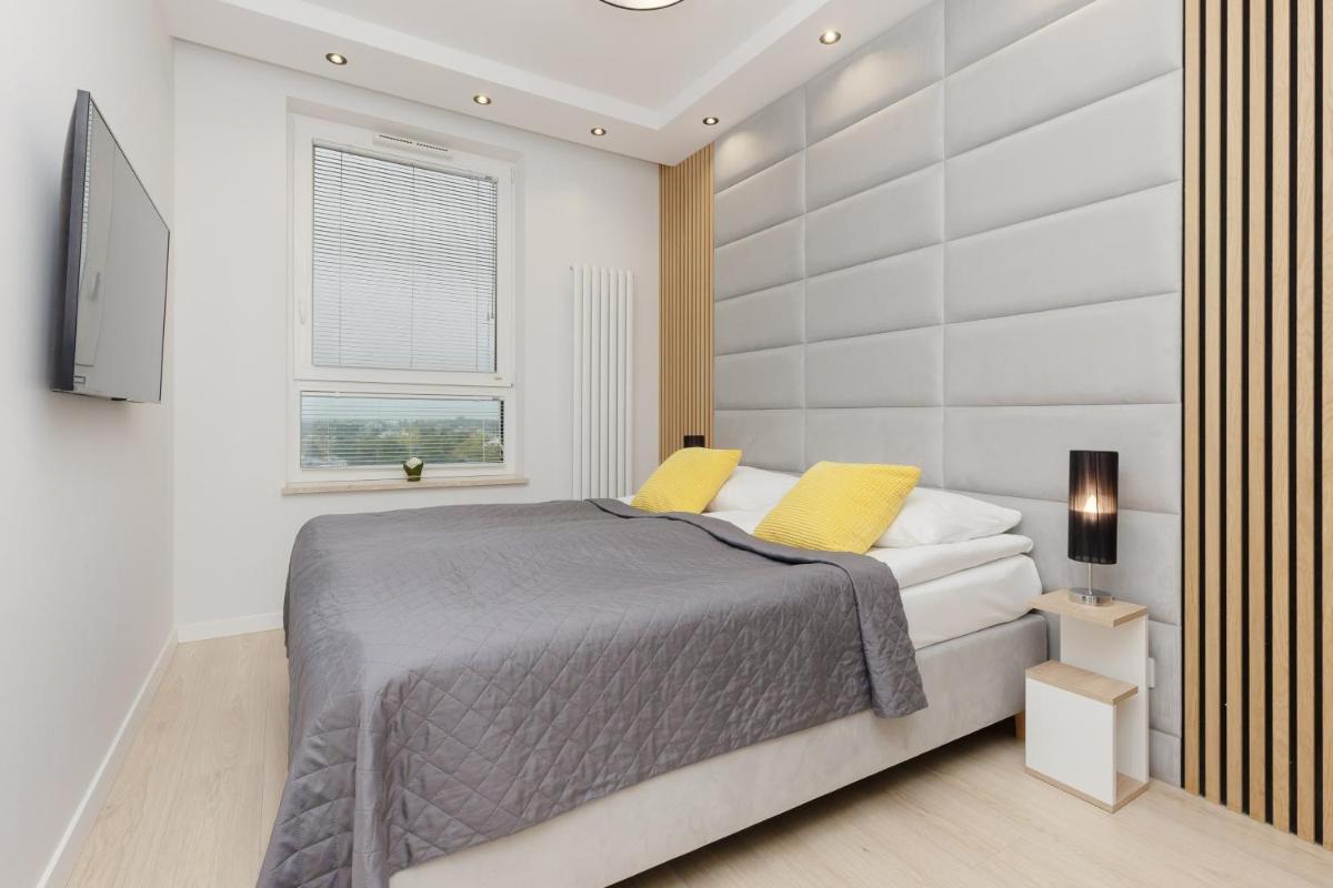 Modern Apartment with Balcony near Aleje Jerozolimskie by Noclegi Renters