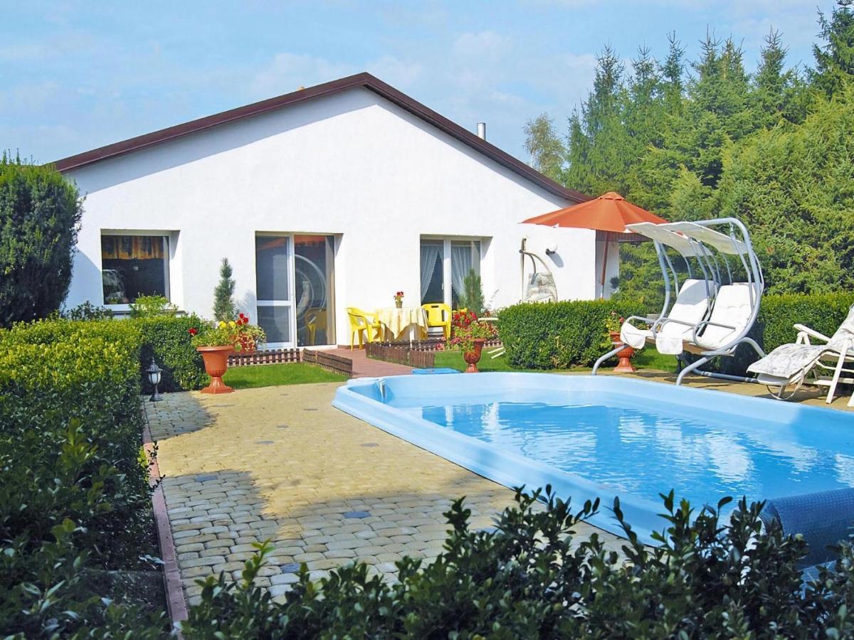 Holiday home with pool and sauna, Sieciemin