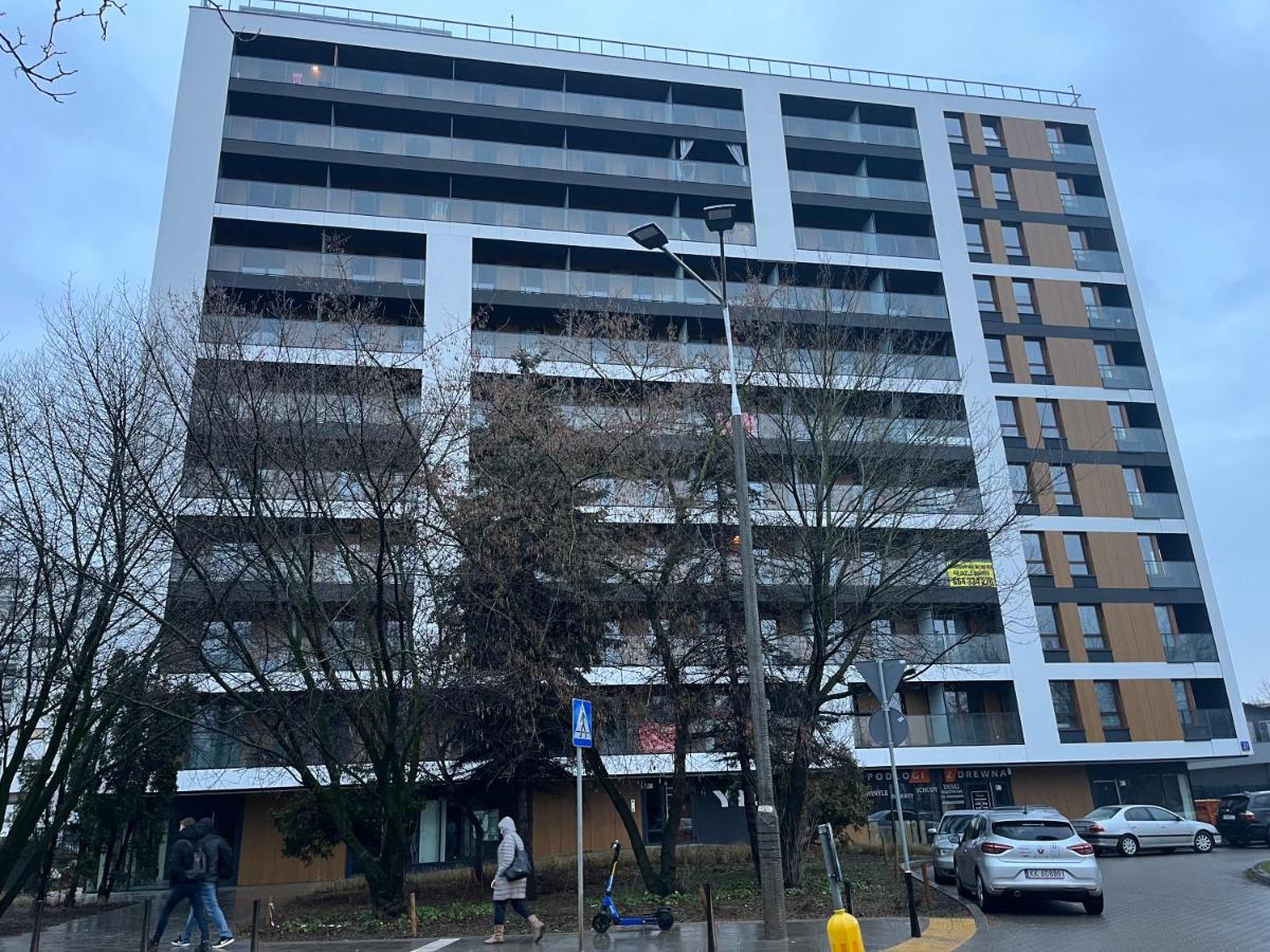 Warsaw Airport Wyścigi - City and Green View Apartment with underground garage