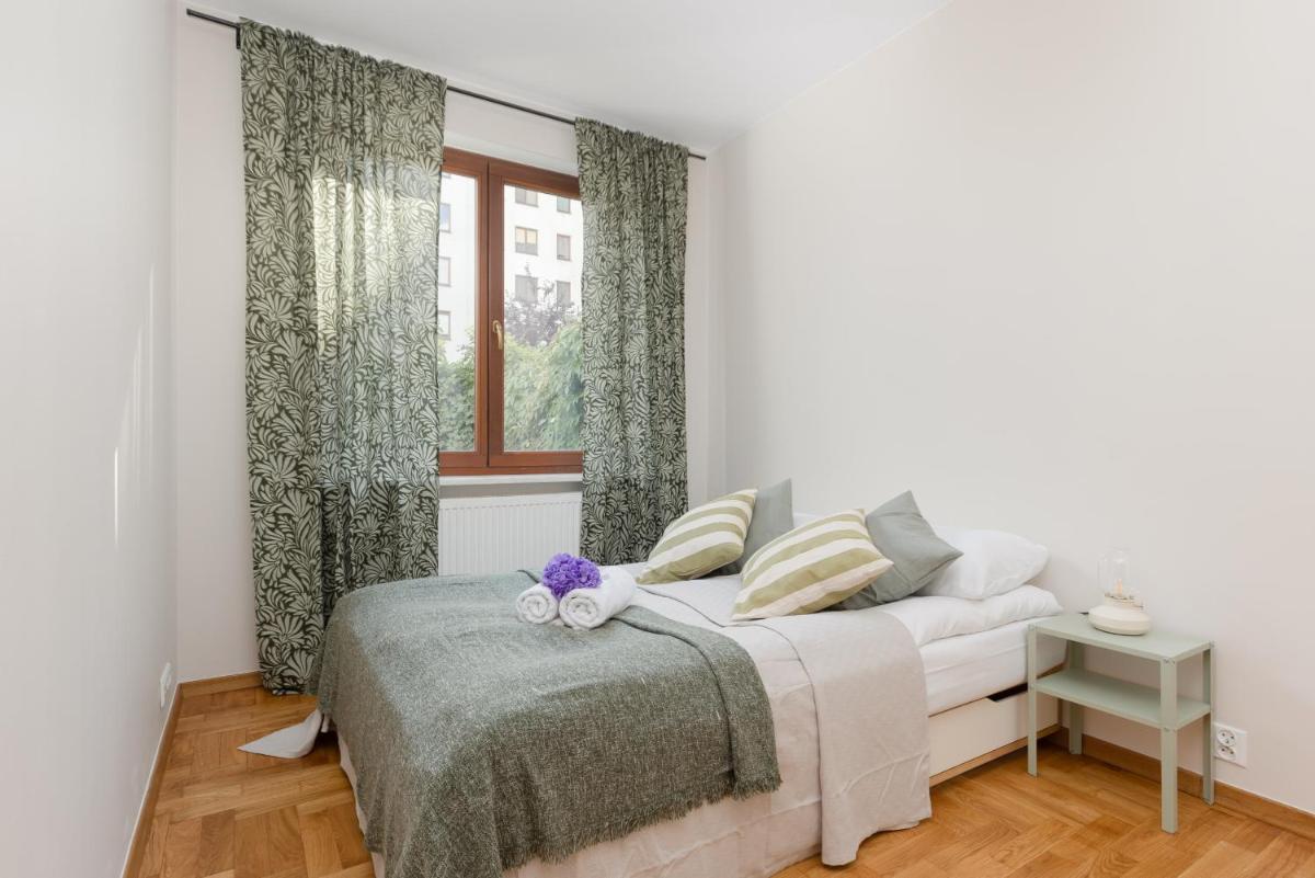 Warsaw Bobrowiecka Apartment by Noclegi Renters