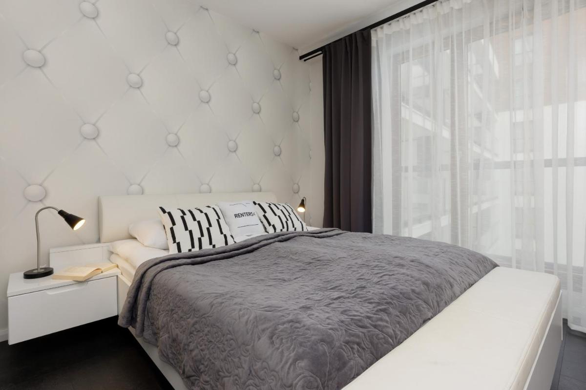 Warsaw City Center Apartment Grzybowska 85 with Parking by Noclegi Renters