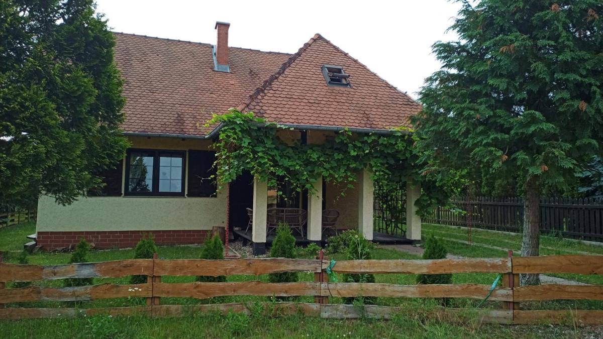 DOM LETNISKOWY NAD JEZIOREM Łódż wiosłowa i kajak Giżycko