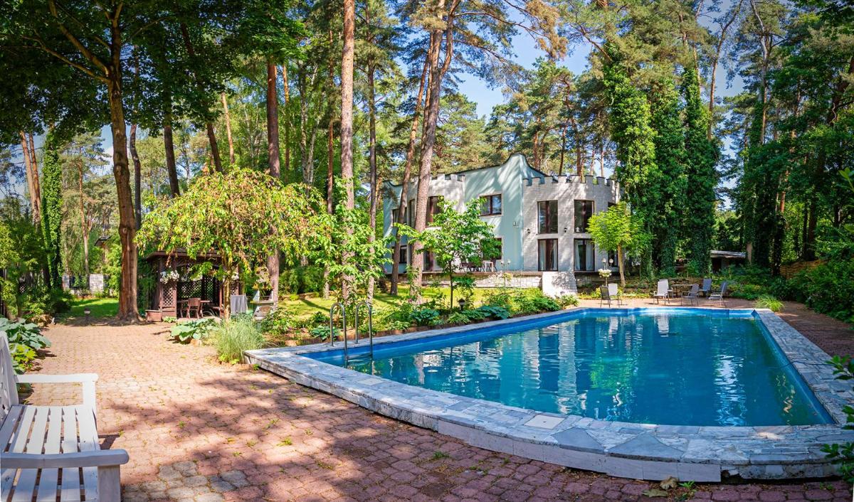 Villa with outdoor pool Warsaw